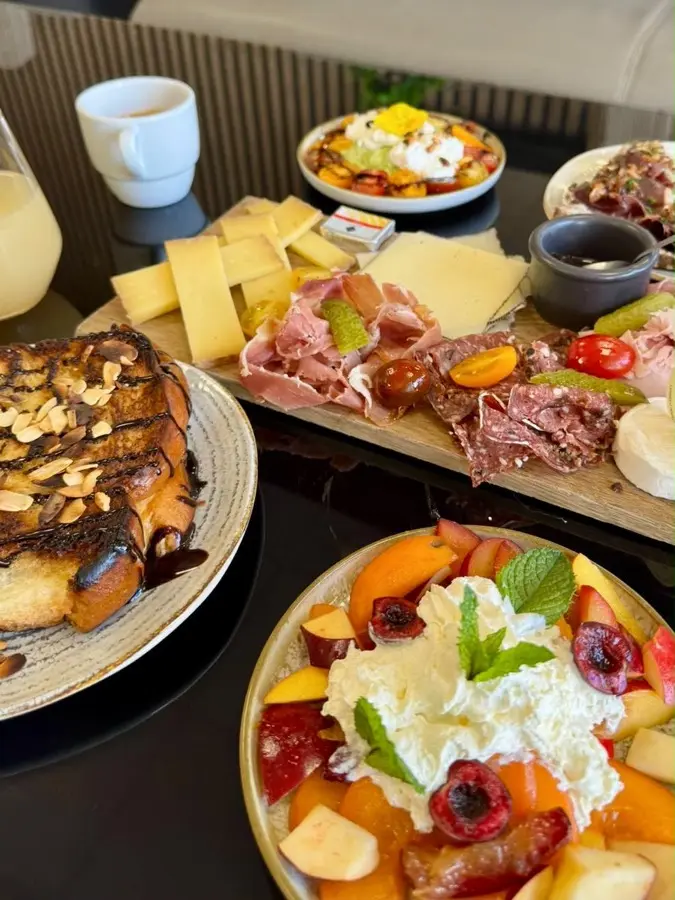 La table du brunch de L'Annexe : brioche perdue, planche charcuterie et fromage, salade de fruits à la chantilly et jus artisanal